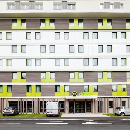 Paris Velizy فندق 3*