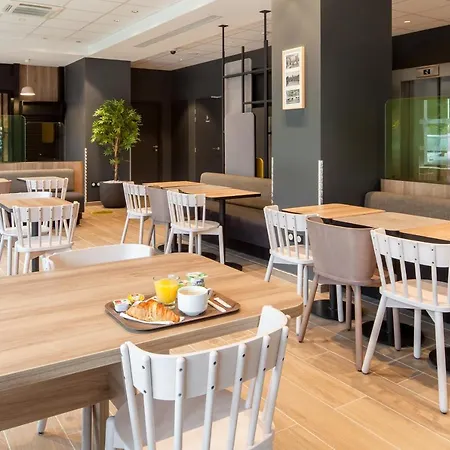 Paris Velizy فندق 3*