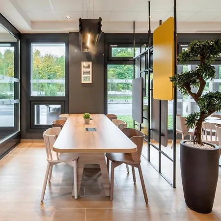 Paris Velizy فندق ميدو
