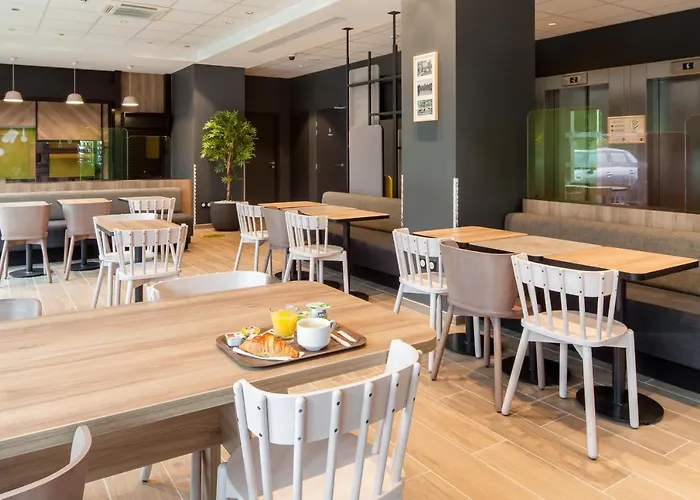 Paris Velizy فندق 3*