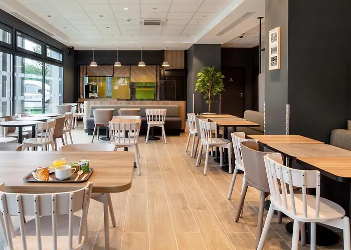 Hotel Paris Velizy 3*